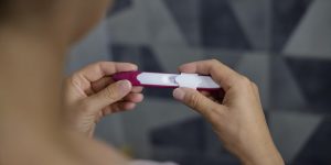 Close-up of woman checking her pregnancy test showing positive model released Symbolfoto PUBLICATIONxINxGERxSUIxAUTxHUNxONLY BZF00478